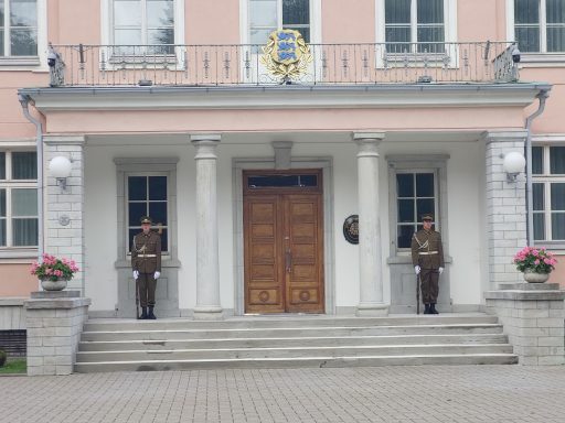 Gewapende wacht, foto mag, maar verder echt niks. De wapens zijn geladen, geen symboliek.